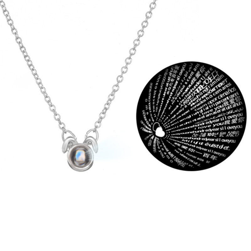 Collier avec projection « Je t’aime » en 100 langues