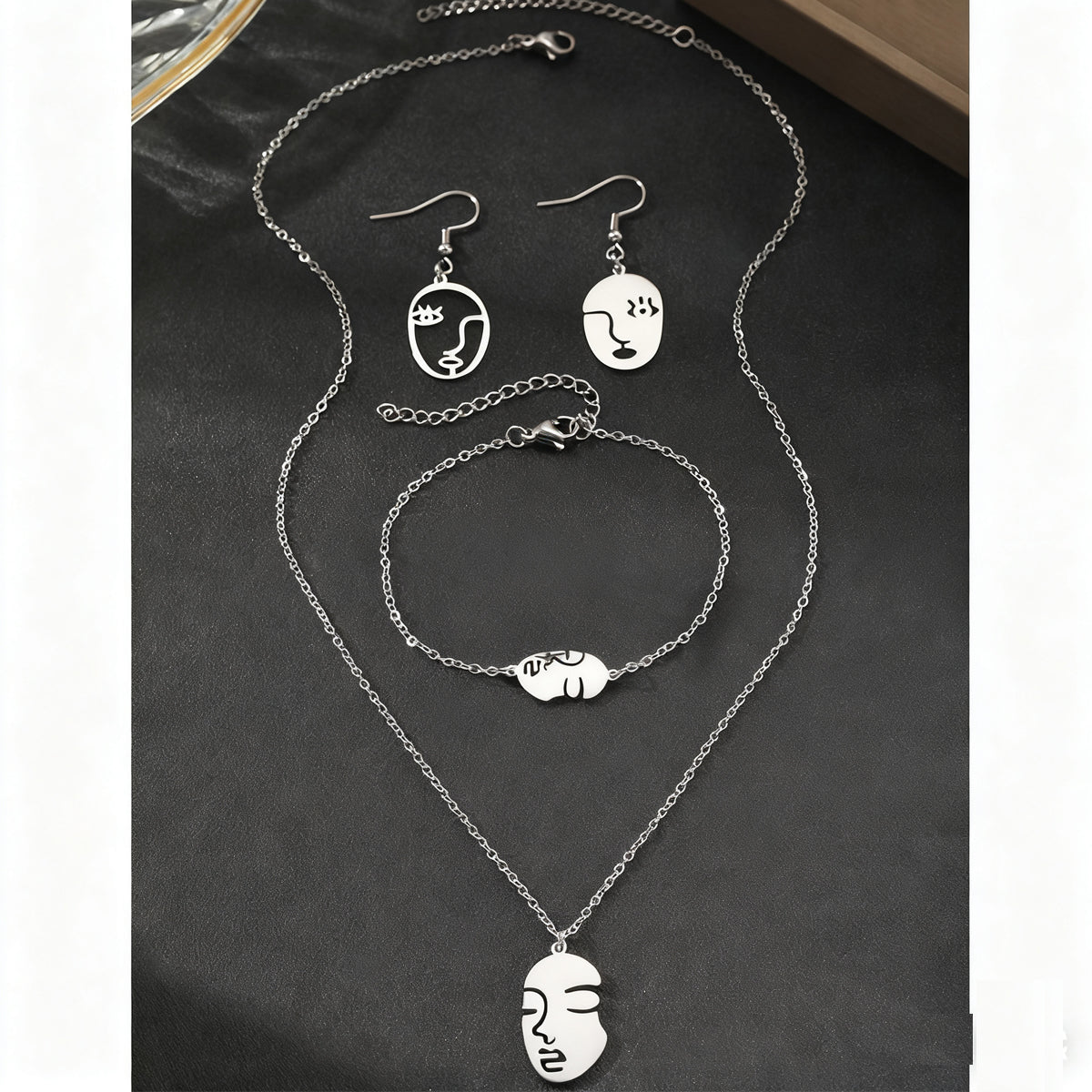 Ensemble de bijoux 3 pièces au style artistique abstrait – Collier, bracelet et boucles d’oreilles